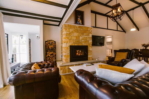 Pet-Friendly Highlands Home With Fireplace - Accommodation Main Beach 0