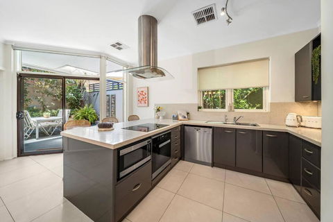 Petal And Bloom - 3BR Family CBD - Accommodation Main Beach 1