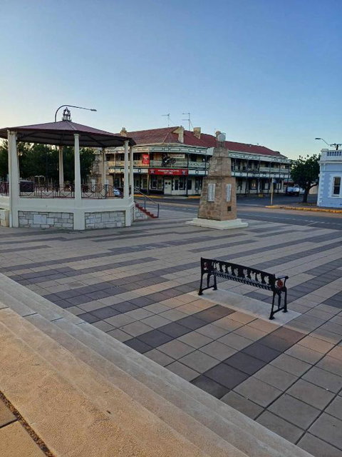 PETERBOROUGH HOTEL - Accommodation Main Beach 1