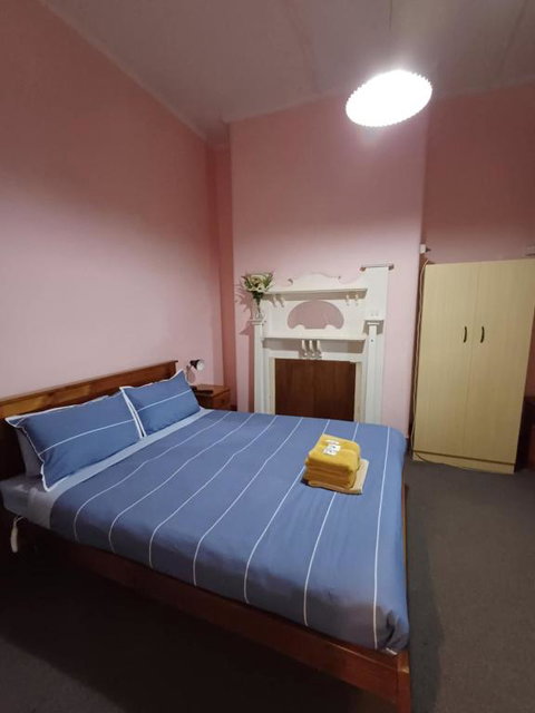 PETERBOROUGH HOTEL - Accommodation Main Beach 2