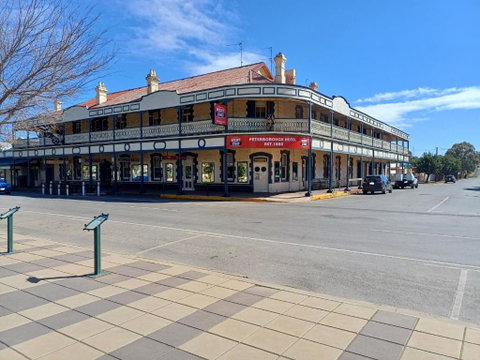 PETERBOROUGH HOTEL - Accommodation Main Beach 0