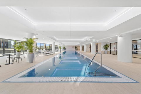 Phillip 2-Bed: Chic Interiors Amazing Amenities - Accommodation Main Beach 0
