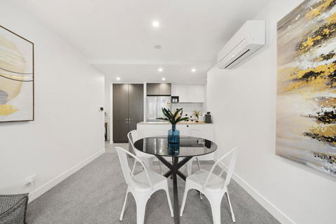 Phillip 2-Bed: Chic Interiors Amazing Amenities - Accommodation Main Beach 1