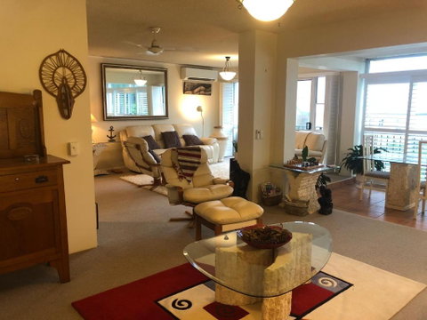 Phoenixonking - Accommodation Main Beach 2