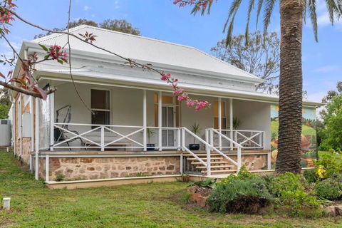 Piambong House - Accommodation Main Beach 0