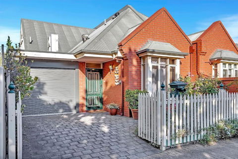 Picket Fence Cottage - Steps From Adelaide Oval - Accommodation Main Beach 0