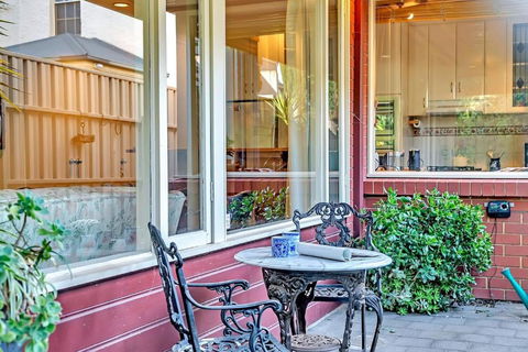 Picket Fence Cottage - Steps From Adelaide Oval - Accommodation Main Beach 1