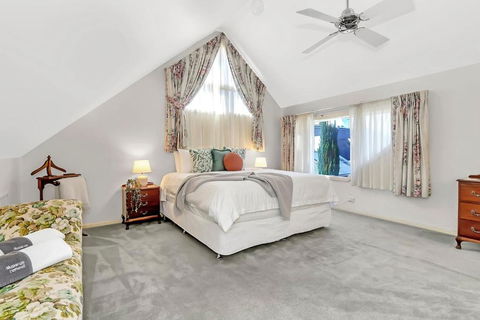 Picket Fence Cottage - Steps From Adelaide Oval - Accommodation Main Beach 2