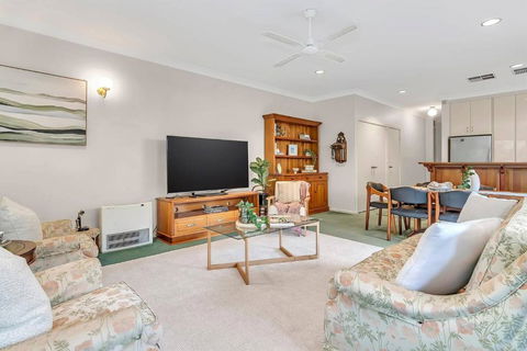 Picket Fence Cottage - Steps From Adelaide Oval - Accommodation Main Beach 3
