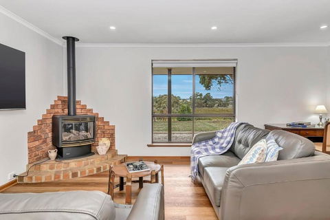 Picturesque Vineyard Farmhouse Nestled On 40-Acres - Accommodation Main Beach 1