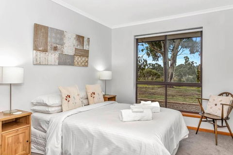 Picturesque Vineyard Farmhouse Nestled On 40-Acres - Accommodation Main Beach 2