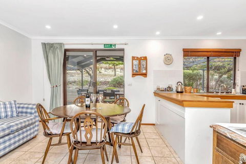 Picturesque Vineyard Farmhouse Nestled On 40-Acres - Accommodation Main Beach 3