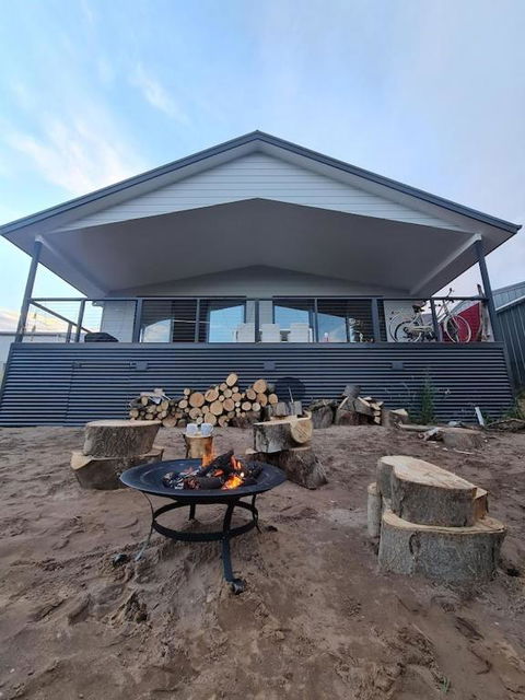 PIECE OF PARADISE, Huge 4 Bedroom Haven - Accommodation Main Beach 1
