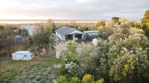 PIECE OF PARADISE, Huge 4 Bedroom Haven - Accommodation Main Beach 3
