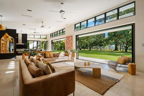 Pine Mountain - Accommodation Main Beach 1
