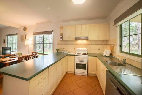 Pinnacle Retreat - Accommodation Main Beach 1