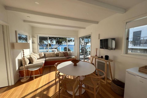 PIPI SHACK - Iconic Waterfront Shack Binalong Bay - Accommodation Main Beach 2