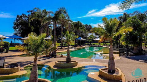 Plover Executive Deluxe Villa 25 - Accommodation Main Beach 1