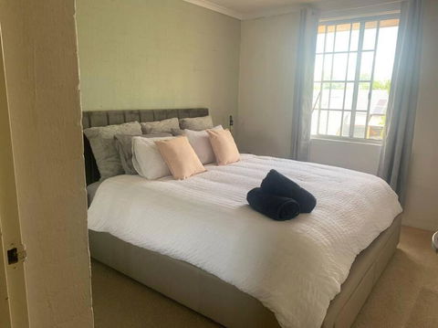 Plush 2 Bedroom Apartment Kingston - Accommodation Main Beach 1