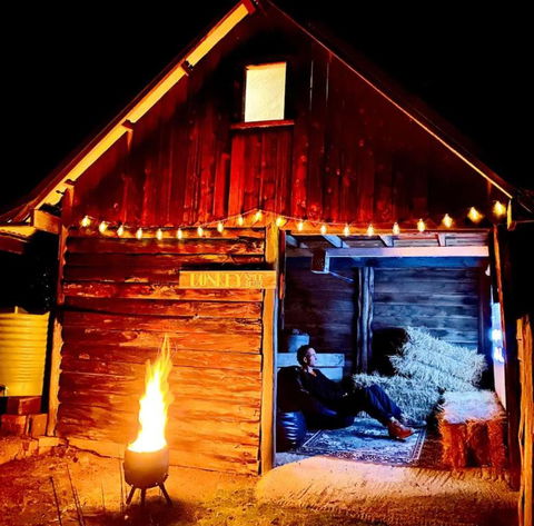 Poets Ode Featuring The Donkey Shed Theatre - Accommodation Main Beach 2