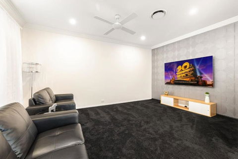 Pool Sauna Cinema Office Room 4BR Spacious House - Accommodation Main Beach 1