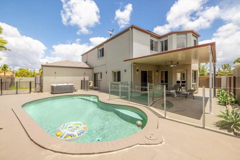 Pool Sauna Cinema Office Room 4BR Spacious House - Accommodation Main Beach 0