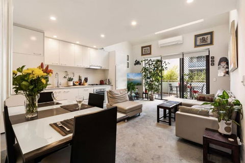 Poolside Apartment Opposite Redfern Park - Accommodation Main Beach 0