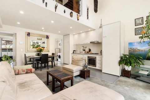 Poolside Apartment Opposite Redfern Park - Accommodation Main Beach 1