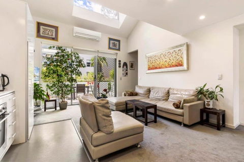 Poolside Apartment Opposite Redfern Park - Accommodation Main Beach 3