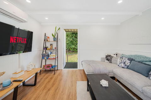 Pet Friendly Cozy Cabin - Accommodation Main Beach 1