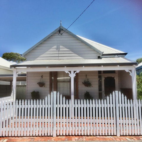 Railway Cottage - Accommodation Main Beach 3