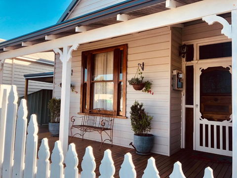 Railway Cottage - Accommodation Main Beach 2