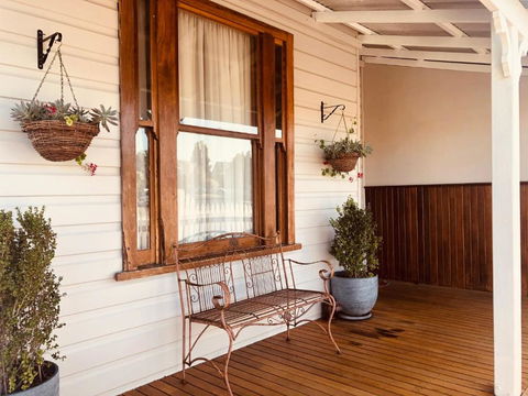 Railway Cottage - Accommodation Main Beach 1