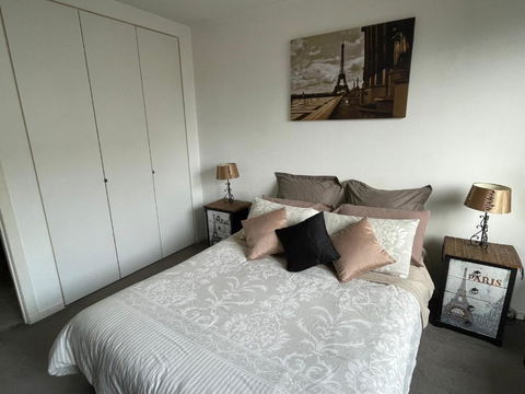 Radiance - Chic Fitzroy Street Apartment - Accommodation Main Beach 1
