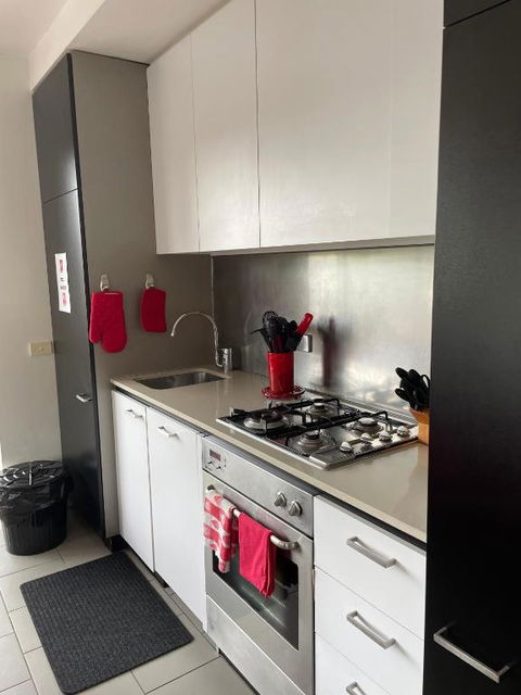 Radiance - Chic Fitzroy Street Apartment - Accommodation Main Beach 2
