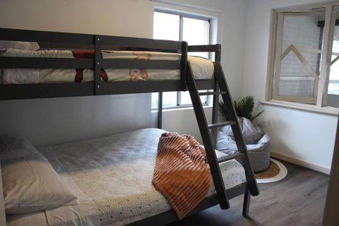 Raeside Home - Accommodation Main Beach 3