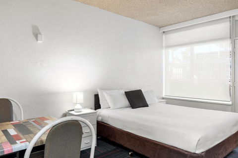 Red Carpet Motel - Accommodation Main Beach 0