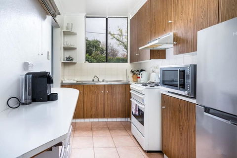 Quiet 2BR Apartment With Garden Views In Griffith - Accommodation Main Beach 2