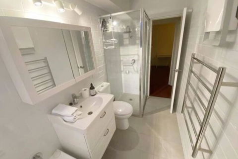 Quiet 2BR Apartment With Garden Views In Griffith - Accommodation Main Beach 3