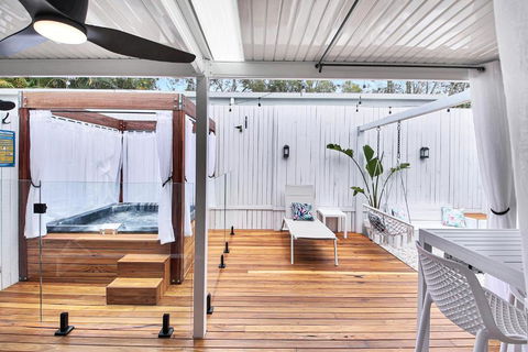 Private Outdoor Spa, Fire Pit - THE RETREAT COOLUM BEACH - Accommodation Main Beach 1