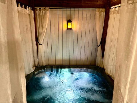 Private Outdoor Spa, Fire Pit - THE RETREAT COOLUM BEACH - Accommodation Main Beach 0