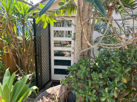 Potters Cottage - Accommodation Main Beach 2
