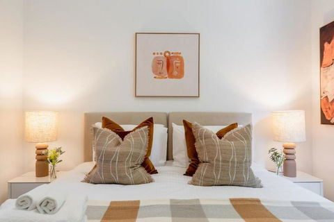 Prahran Timeless & Modern Haven, With Parking - Accommodation Main Beach 3