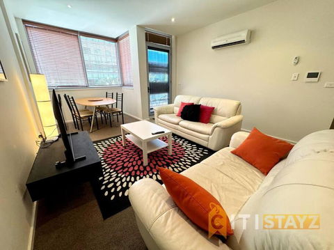 Pretty Penthouse - Close To ANU - Accommodation Main Beach 1
