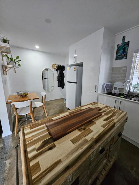 Prime Location: Just Steps Away From Oxford Street - Accommodation Main Beach 2