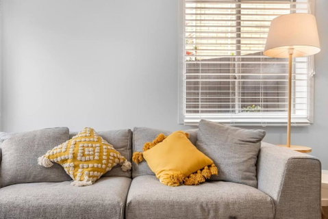 Prime Location, Stylish Space - Accommodation Main Beach 1