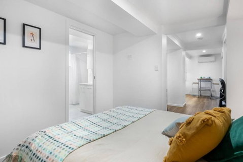 Prime Location, Stylish Space - Accommodation Main Beach 2