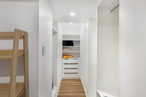 Prime Location, Stylish Space - Accommodation Main Beach 3