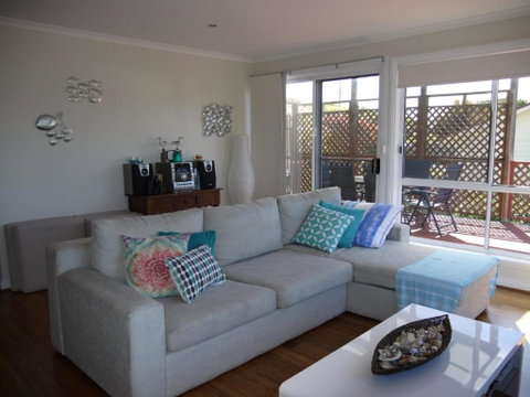 Prime Location - Totally Refurbished - Accommodation Main Beach 3