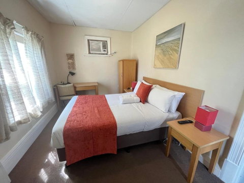 Princes Lodge Motel - Accommodation Main Beach 2